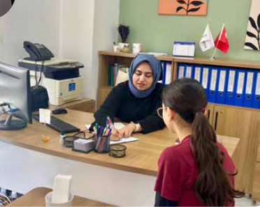 Bireysel öğrenme takibi yapan öğretmen